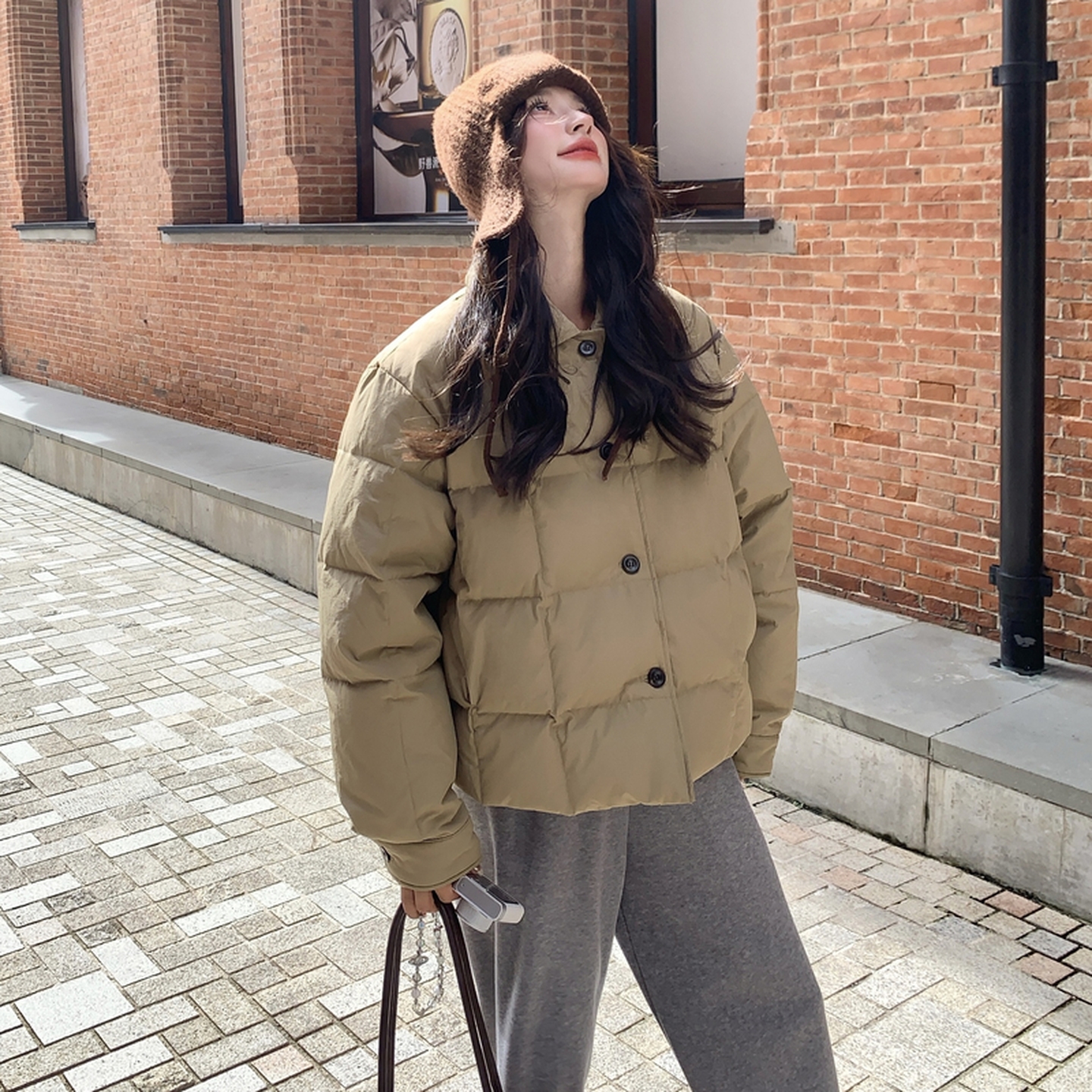 2025冬季新款现货现卡其色面包短款羽绒服90绒#25197-P265-K398,女装羽绒服,唛多 2025冬季新款现货现卡其色面包短款羽绒服90绒#25197-P265-K398,女装羽绒服,唛多