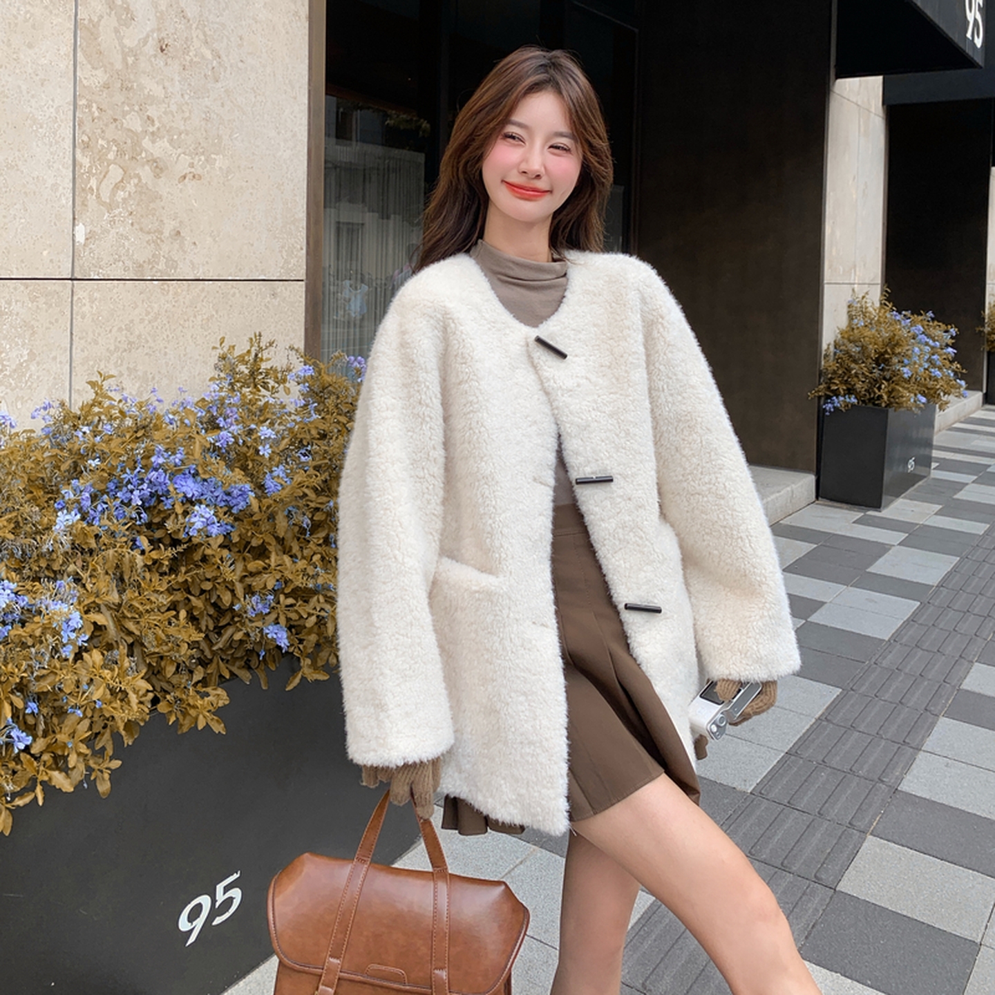 2025现货竹节扣白色羊羔毛百搭加厚外套#25196-P185-K278，女装皮草，唛多