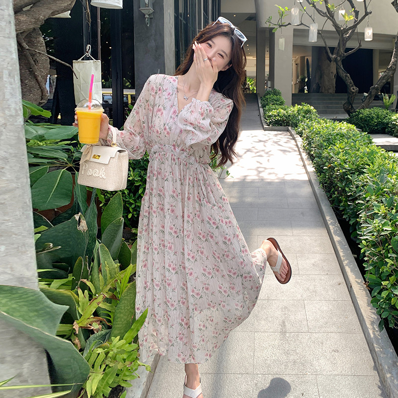 法式度假连衣裙女2025新款春秋仙气V领甜美长袖温柔风气质碎花裙,女装连衣裙,唛多