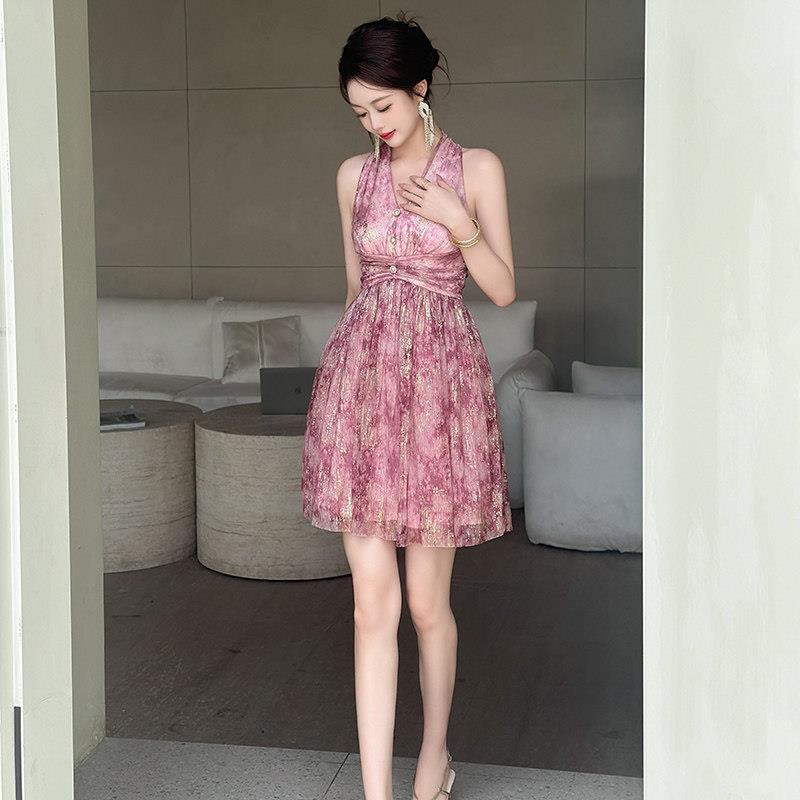 度假风V领挂脖连衣裙女夏高级感浪漫蕾丝小个子气质收腰a字鎏金裙