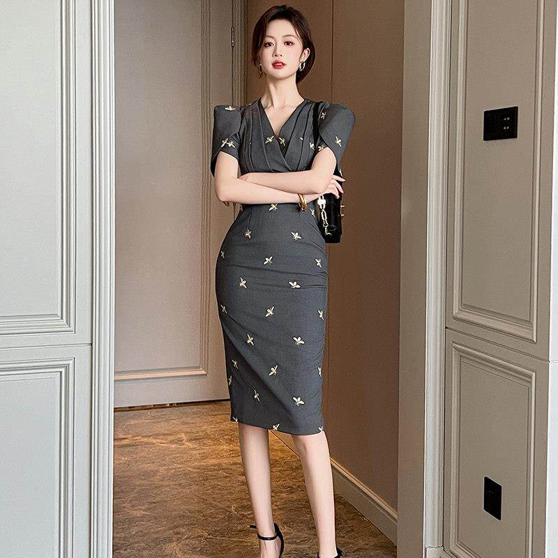 气质v领连衣裙女装2026新款夏装正式场合轻奢小众修身包臀一步裙