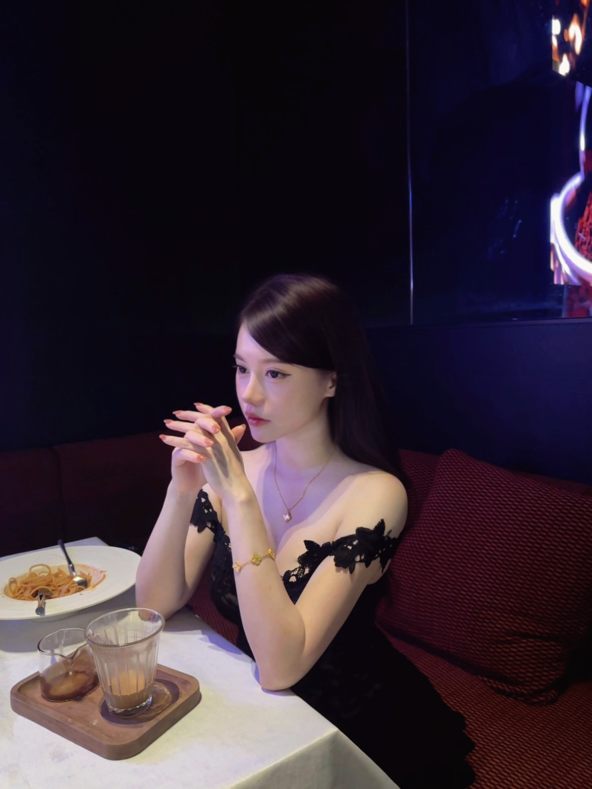 黑天鹅 蕾丝一字领吊带上衣钩花黑色性感俏皮裙子套装