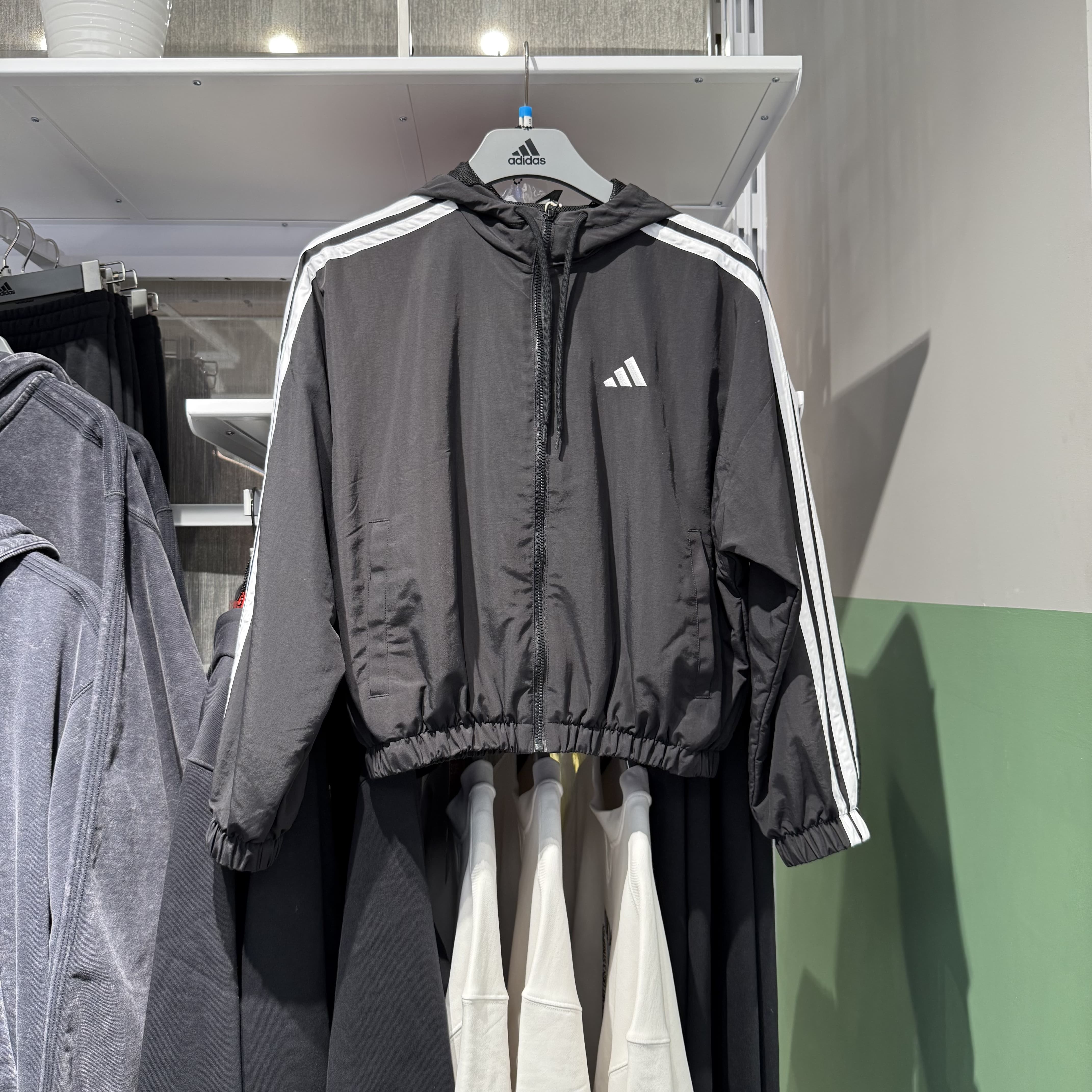 Adidas阿迪达斯女25春夏新款休闲外套运动防晒轻薄梭织夹克JZ2162