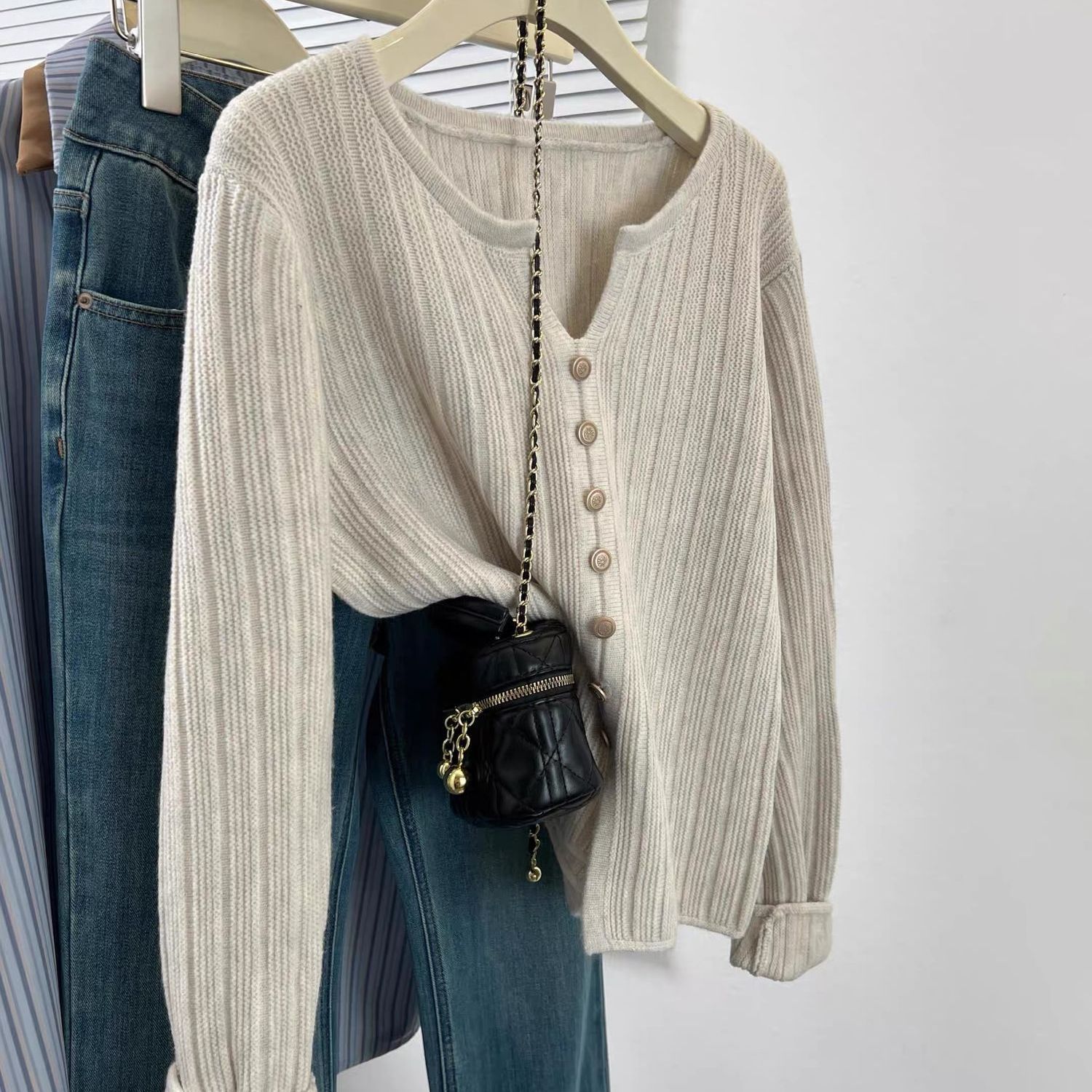 V领正肩针织上衣女秋冬洋气开叉