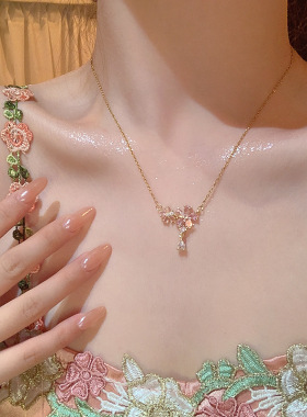 森系温柔甜美气质粉色锆石花朵吊坠项链女小众高级感钛钢锁骨链