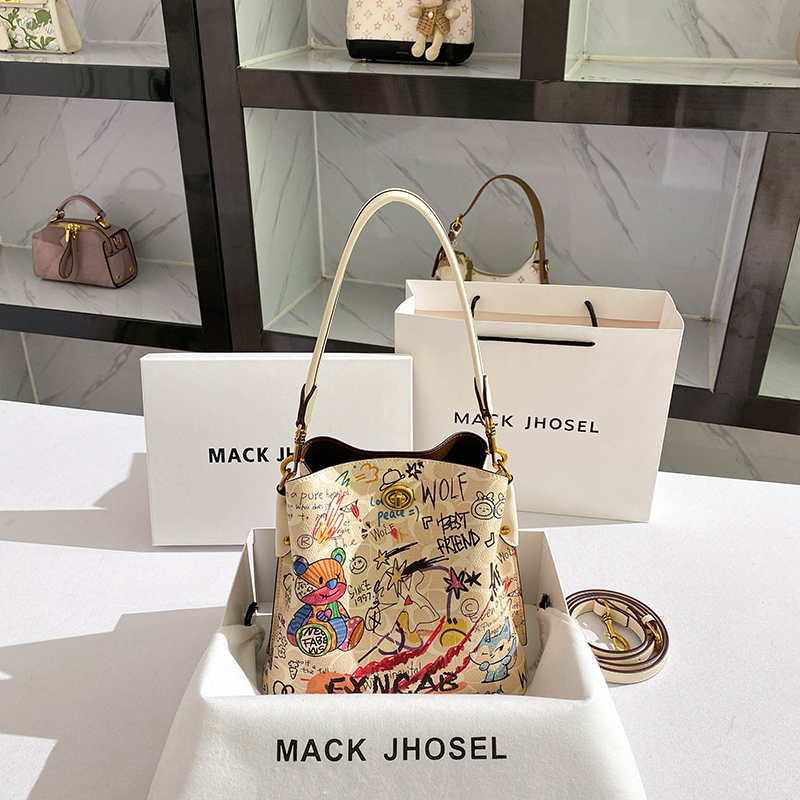 爱美不分年纪女人天生爱包