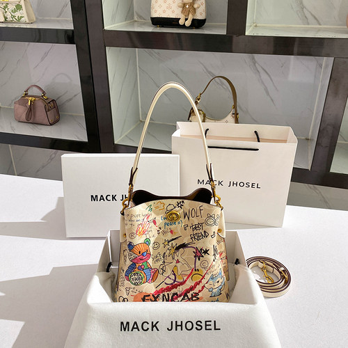 爱美不分年纪女人天生爱包