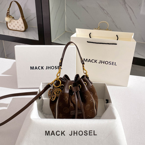 MACKJHOSEL高级感压纹水桶包包