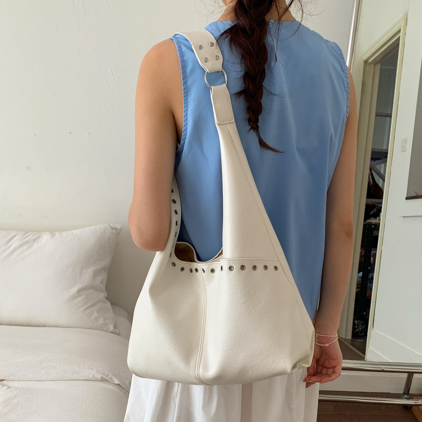 韩系百搭大容量单肩包女士文艺清新托特包2026新款复古铆钉大包包