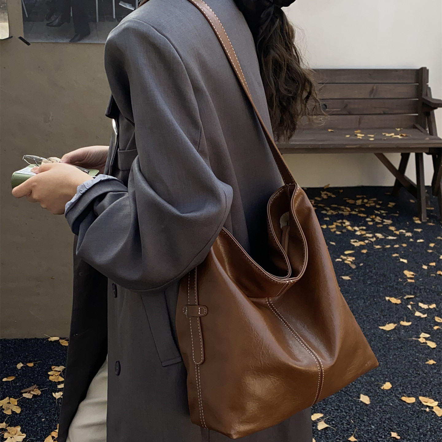 韩国通勤水桶包包女式复古高级感单肩包2025新款百搭大容量斜挎包