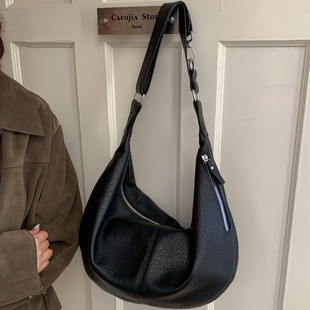 韩国极简风潮酷大容量单肩包女2026新款 斜挎包 百搭饺子包复古时尚
