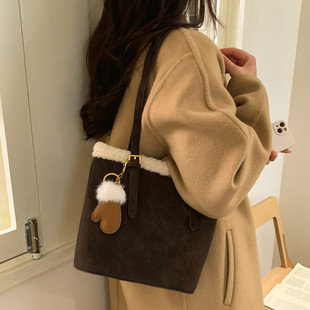 森系ins小众麂皮绒毛毛托特包女复古大容量单肩包时尚 百搭小包包