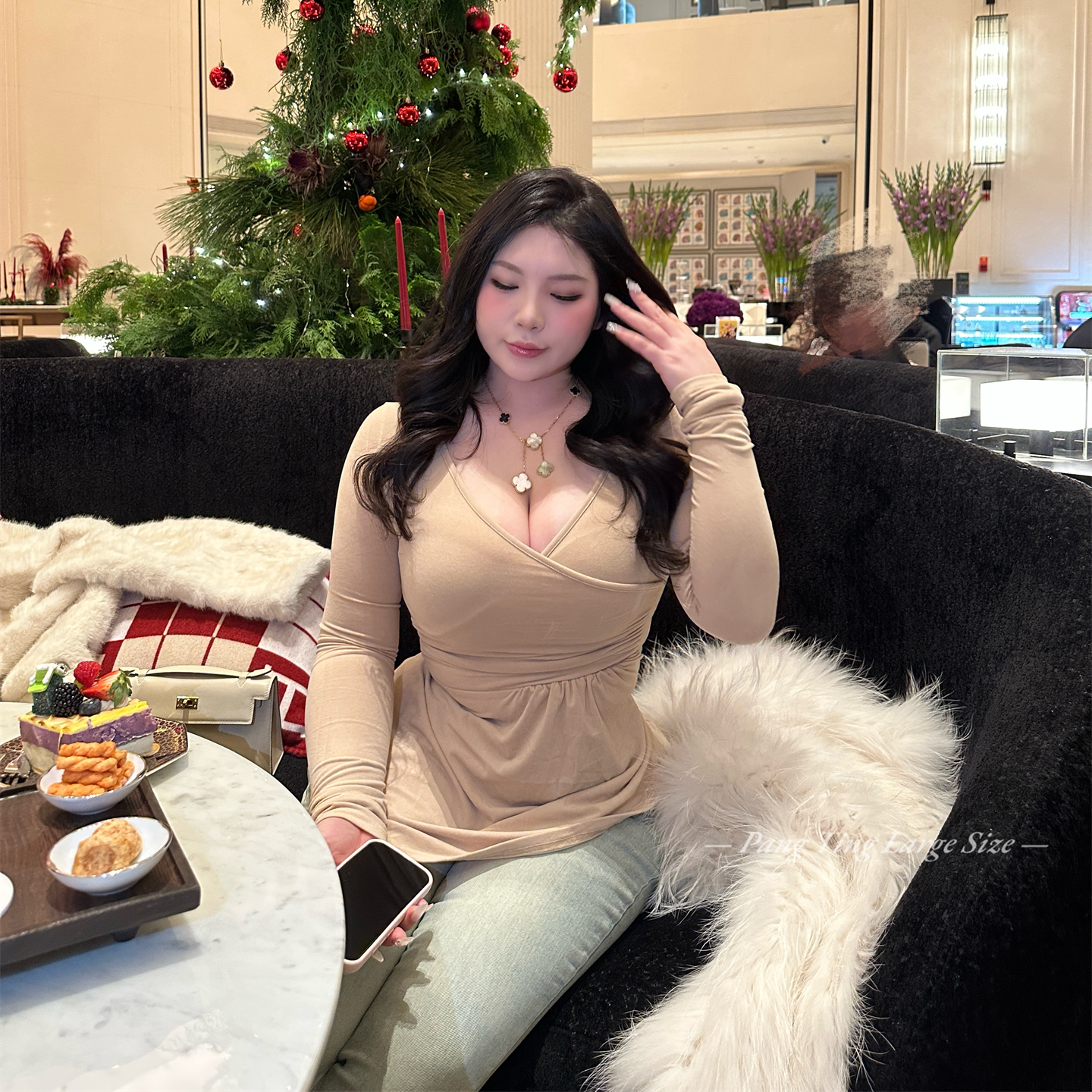 12/08 20:00 胖婷大码定制 「媚甜佳人」磨毛加绒遮肚V领上衣