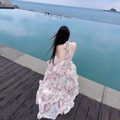 云南大理洱海边旅游度假法式V领雪纺碎花挂脖露背连衣裙蛋糕长裙