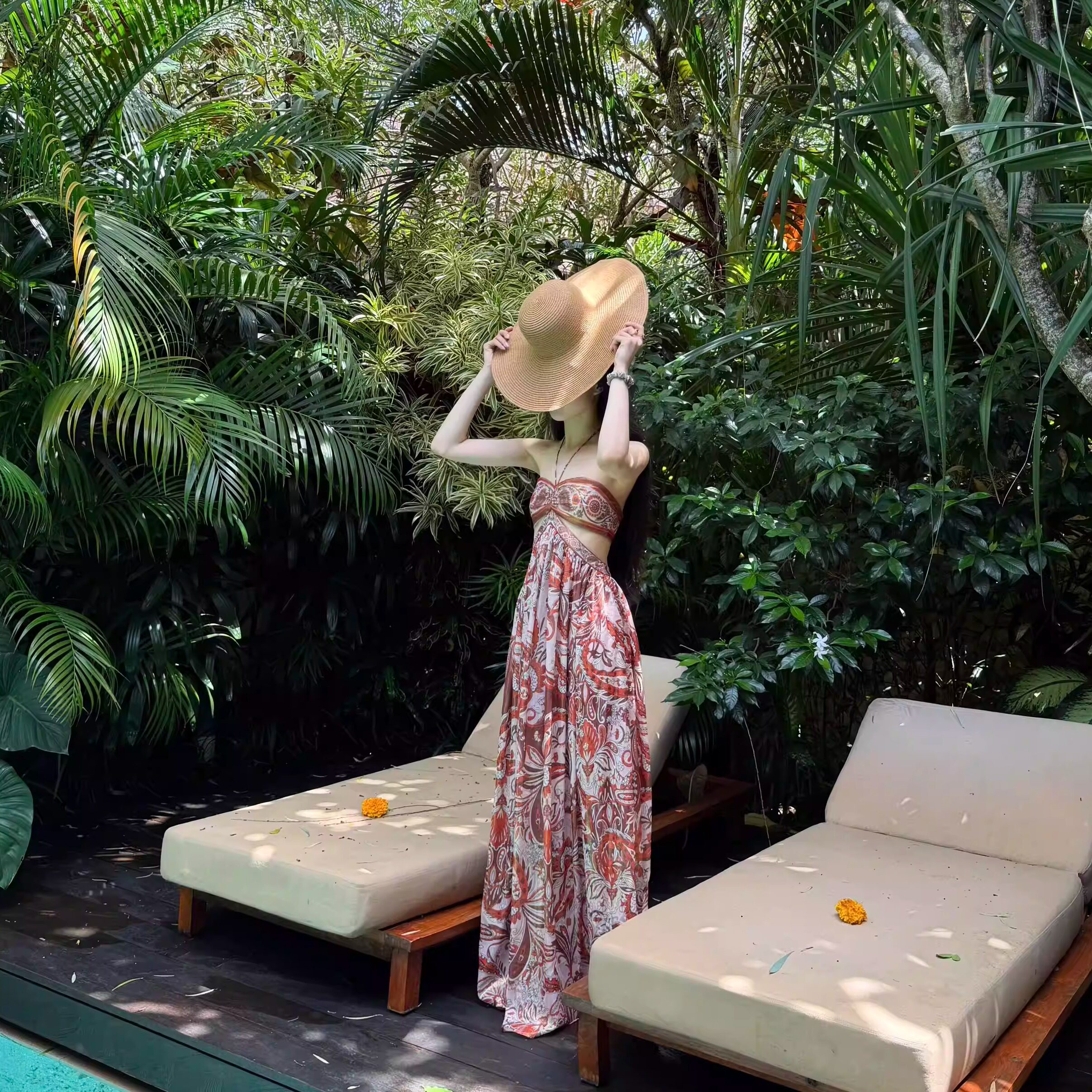 泰国西双版纳旅游度假长裙女夏季波西米亚印花抹胸挂脖露背连衣裙