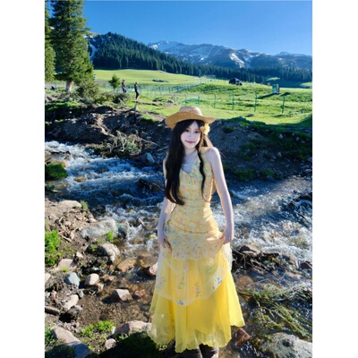 川西新疆草原旅游度假穿搭女夏季明媚黄色碎花吊带裙叠穿一整套装