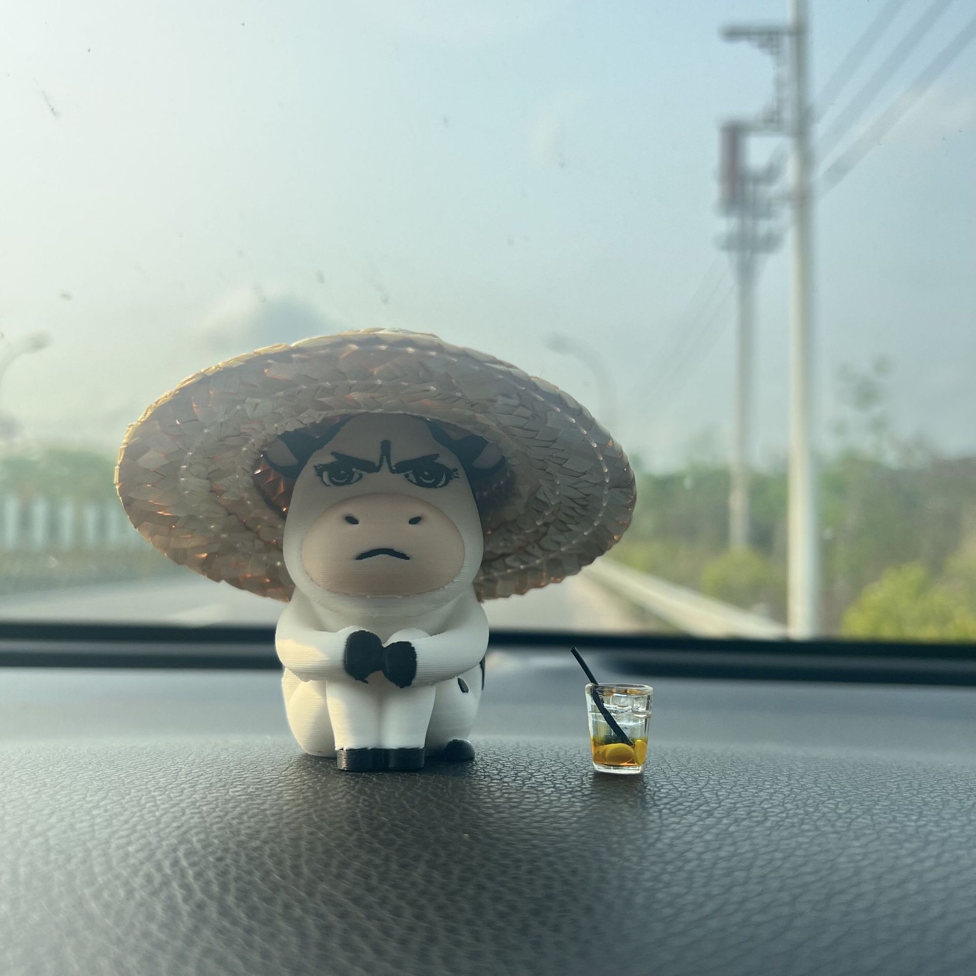 可爱草原牛玩偶摆件树脂沙雕汽车中控台装饰品度假草帽牛造型公仔