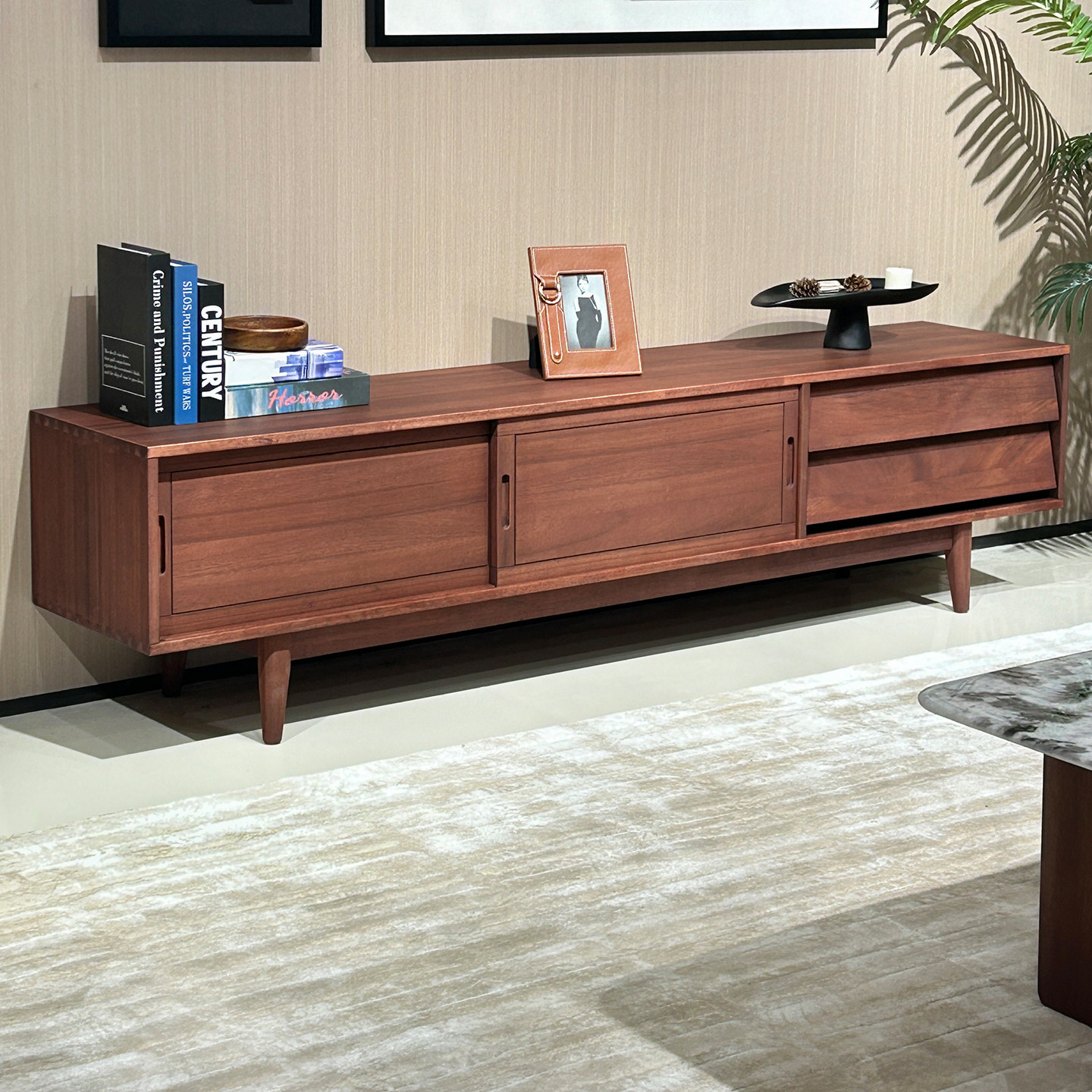 全实木电视柜客厅家用现代简约核桃木收纳储物一体小户型2026新款