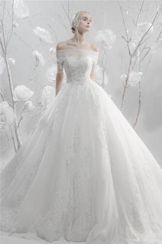 实体店有样衣试新款hucouturier一字肩超大摆蓬蓬婚纱定制