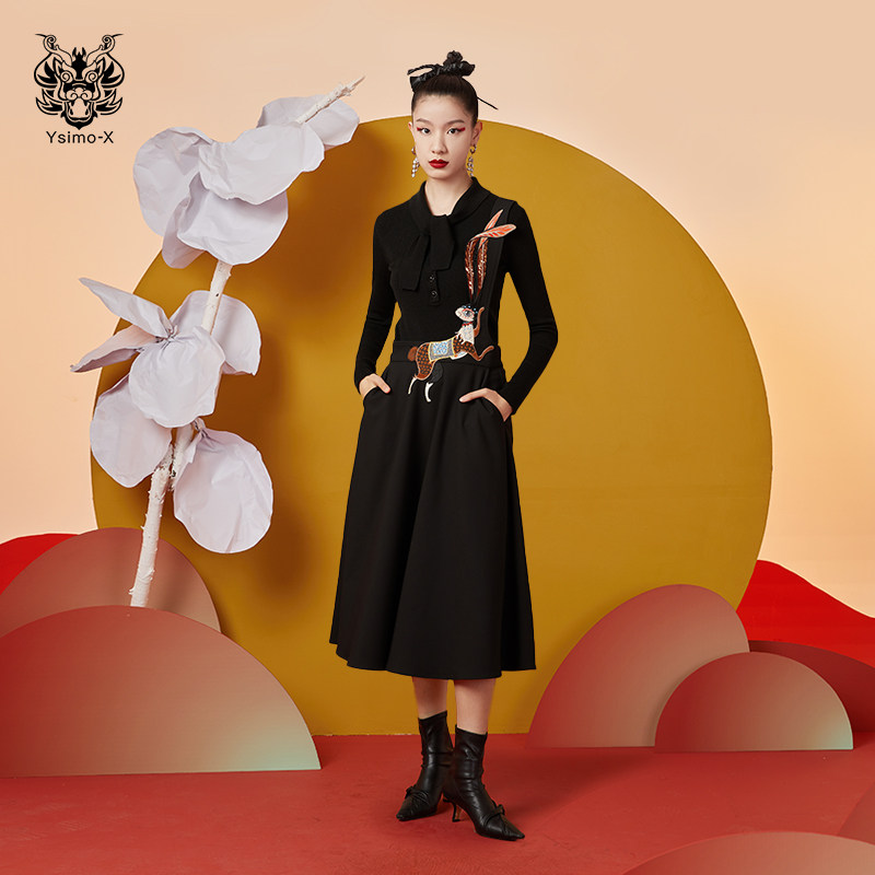 云思木想摩登中国风2022早春新款a字裙休闲绣花背带半身裙女39311