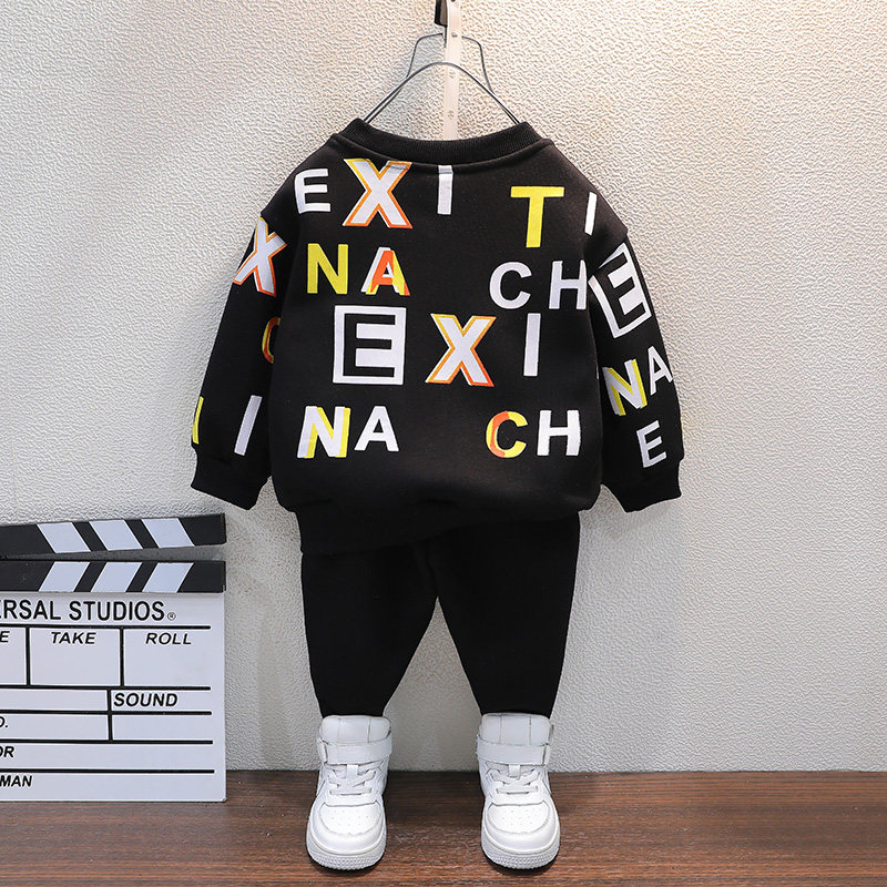 봄 겨울 세트 2024 새로운 어린이 편지 탑 어린 소년의 벨벳 스포츠 스웨트 셔츠와 스웨트 팬츠 투피스 세트