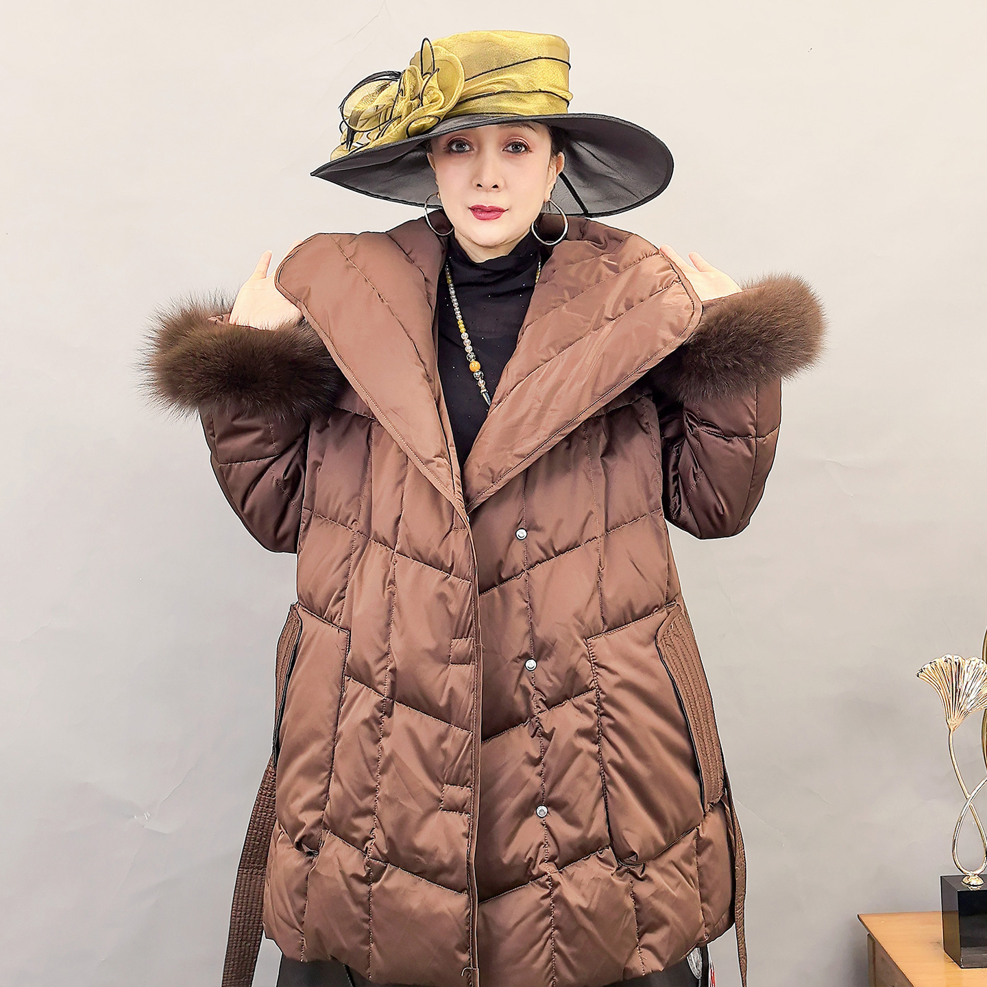 928冬季厚款上新中长款高端时尚贵气翻领女士羽绒服