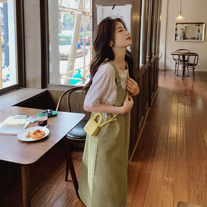 韩系减龄牛油果绿背带裙女夏2025春秋季新款设计感宽松吊带连衣裙图片