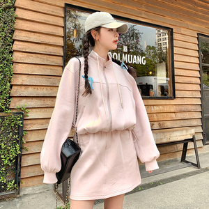 休闲工装粉色短裤套装女夏2025新款小个子两件套多巴胺穿搭少女风图片