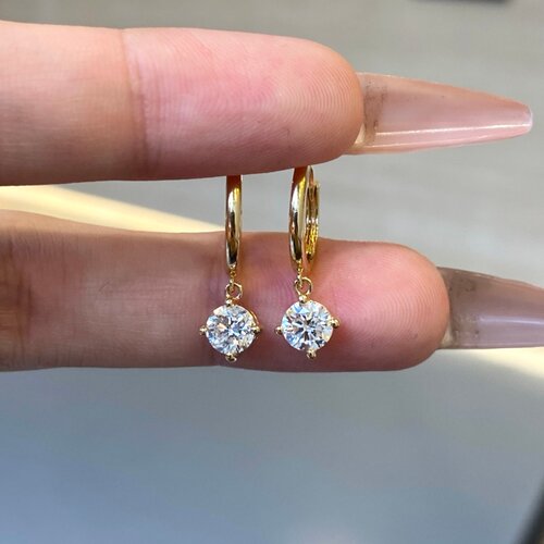 水贝黄金珠宝18K金培育钻石四爪耳扣轻奢送女友父母情人节礼物