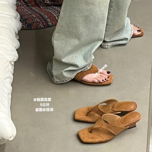 法式复古焦糖色绒面夹趾方头坡跟凉拖鞋女夏季外穿气质百搭时装鞋
