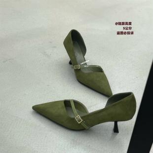复古绒面尖头侧空高跟鞋女细带金属扣小众百搭浅口通勤气质单鞋