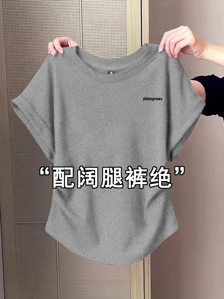 灰色右肩圆领短袖t恤的妇女夏季褶腰修身看紧短风格上衣的小人物