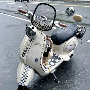 适用雅迪摩登光芒70风挡挡泥板黑白格大灯虚线装饰恶魔角可爱车贴