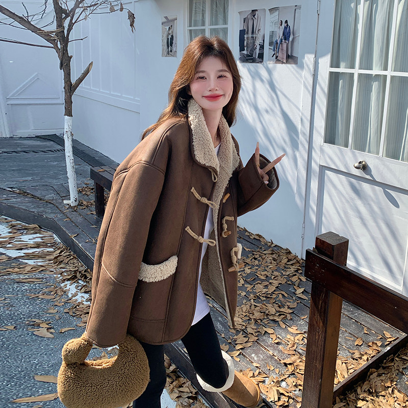 韩版洋气牛角扣皮毛一体外套女2025冬季新款显瘦保暖加厚立领棉服,女装短外套,艾艾淮淮