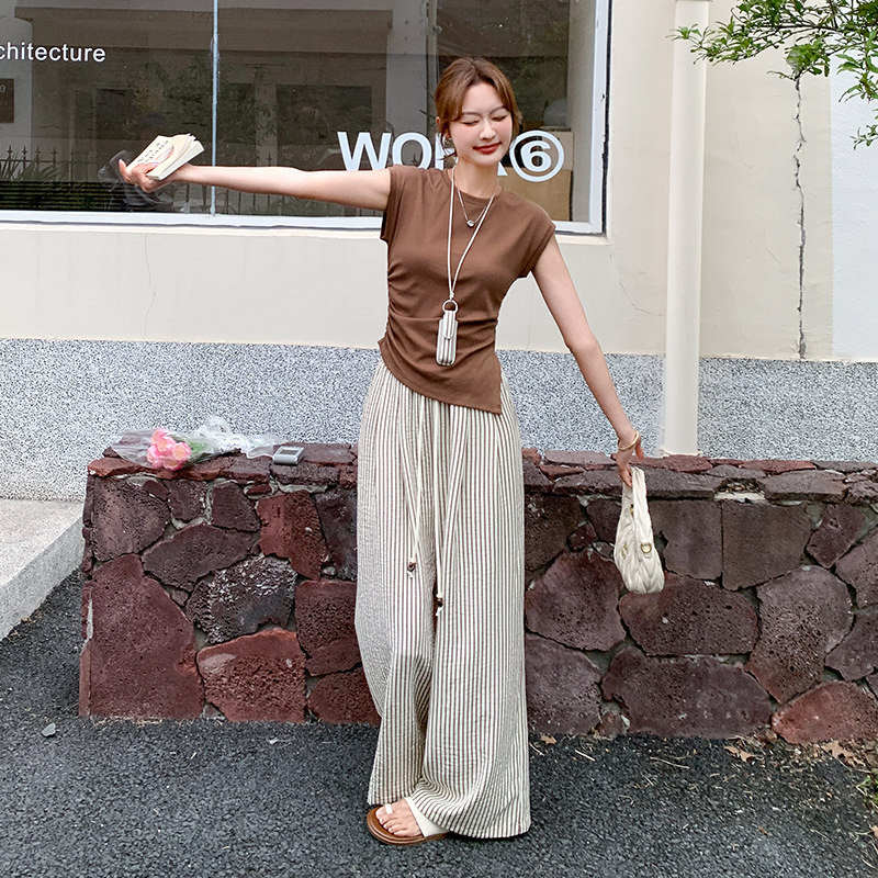韩系松弛感穿搭套装女2025夏季新款休闲短袖T恤条纹阔腿裤两件套,女装套装/套裙,艾艾淮淮