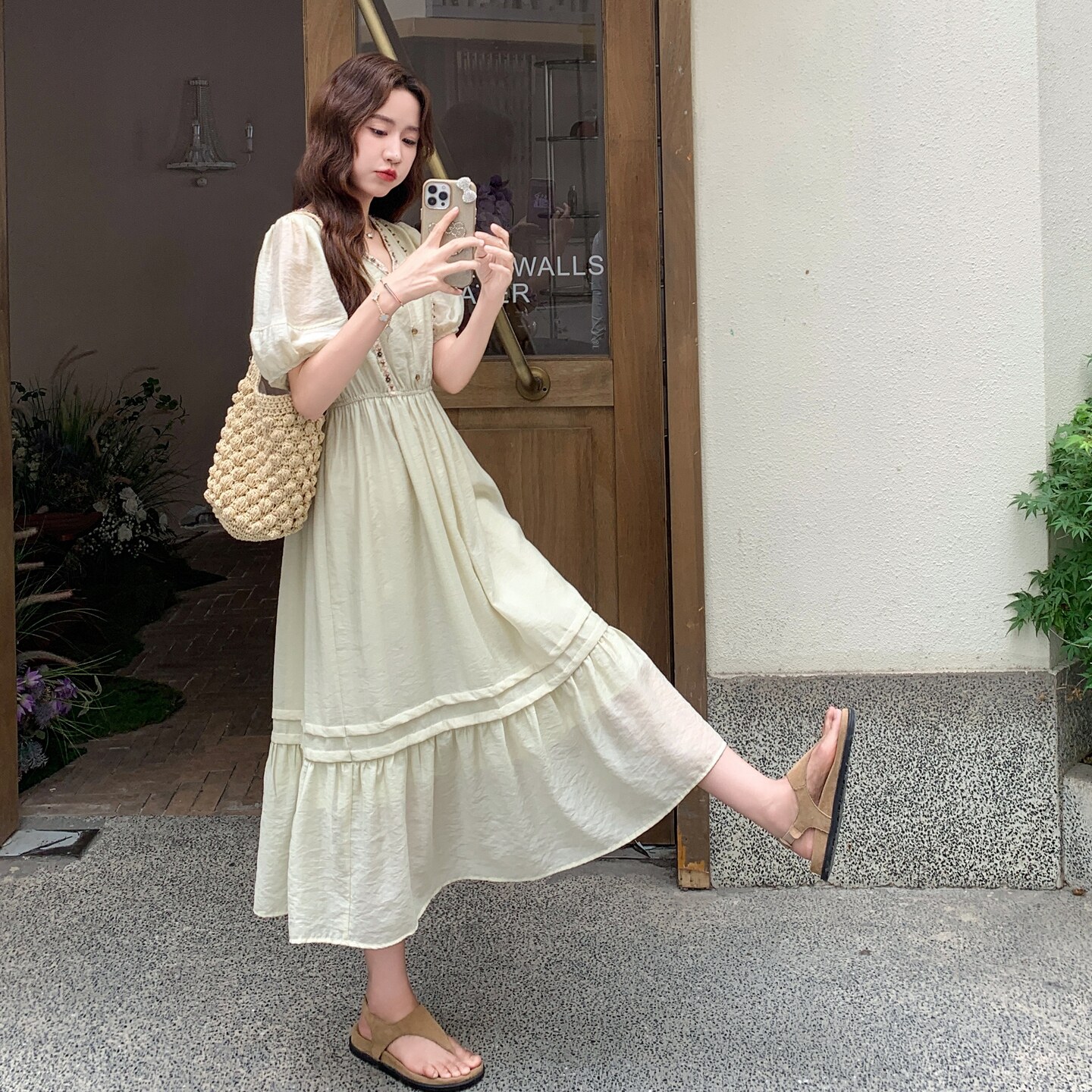 洋气复古V领连衣裙夏季2025设计感日系小众别致设计感泡泡袖长裙,女装连衣裙,艾艾淮淮