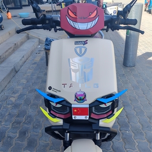 适用台铃超能S苍穹EB电动车头定风翼改装封神机甲夜光猫眼睛贴纸