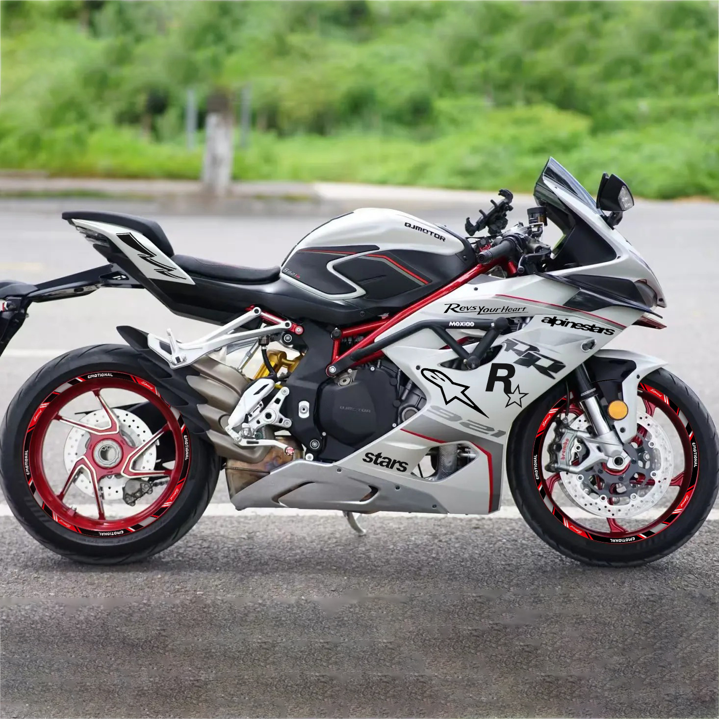 适用钱江赛921RR车头前脸拉花防水贴膜改装饰双R版画夜光眼睛贴纸