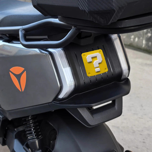 适用雅迪冠能S白鲨70/90电动车尾财神爷尾灯装饰改装贴纸实用配件