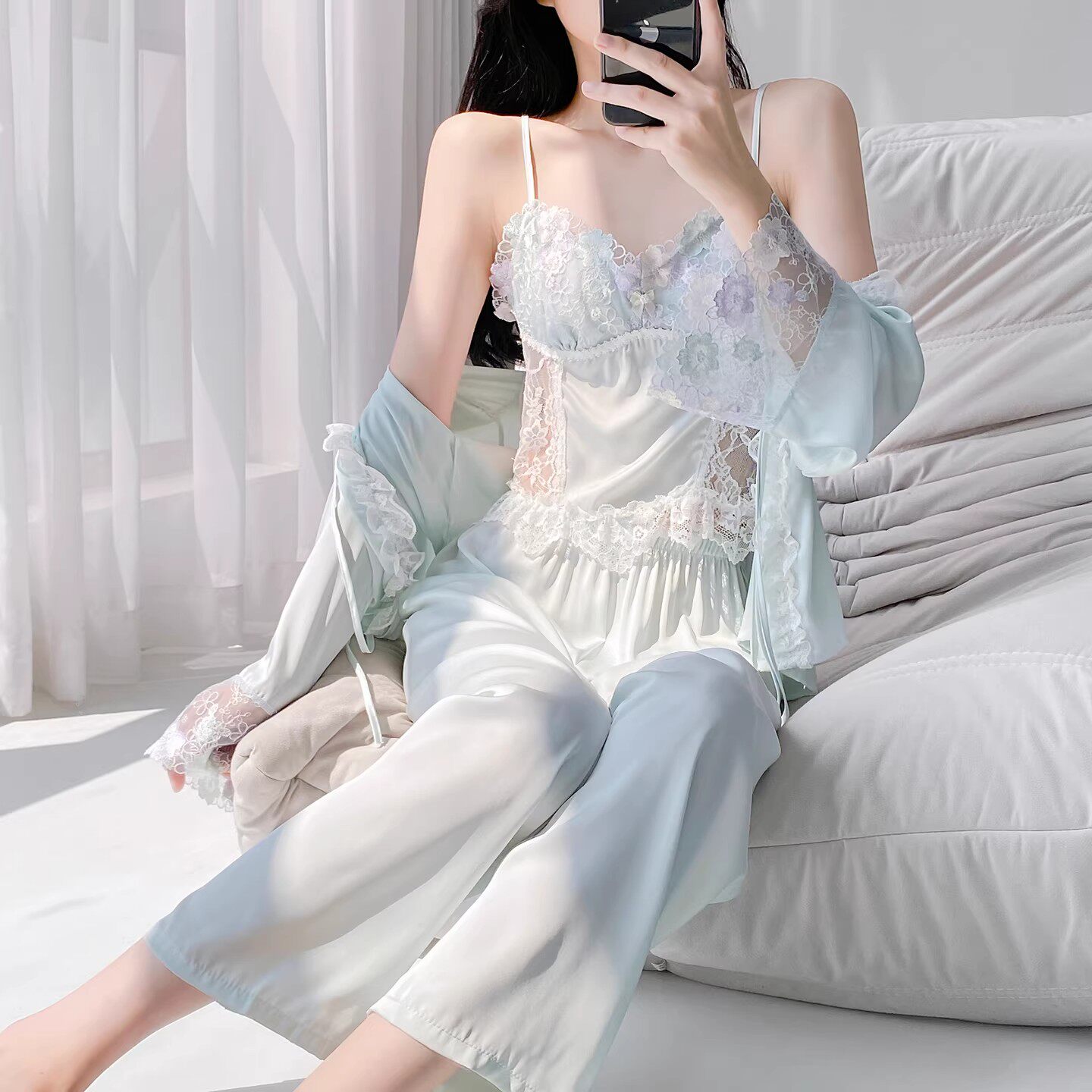 夏季睡衣性感女款2026新款冰丝纯欲风吊带胸垫家居服女春秋三件套