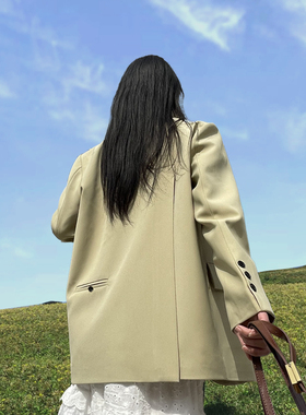 绿色西装外套女春秋2026新款韩版设计感小众宽松休闲后开叉小西服