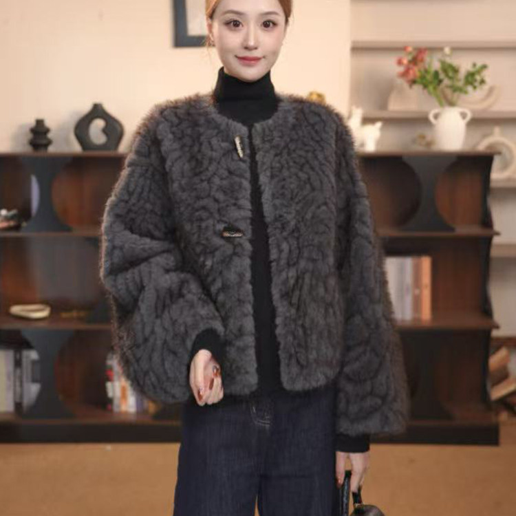 高级感灰色气质加厚毛毛外套女2025冬新款巨好看小个子牛角扣保暖