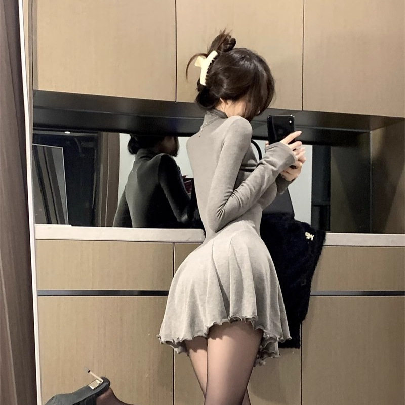 纯欲辣妹高领百搭长袖连衣裙女秋冬新款收腰蓬蓬裙显瘦打底裙短裙