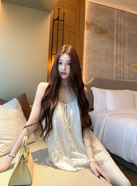 韩雨嘉【里费小岛】重工白色u领吊带女夏季松弛感宽松显瘦上衣