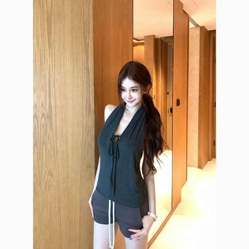 韩雨嘉挂脖系带针织上衣