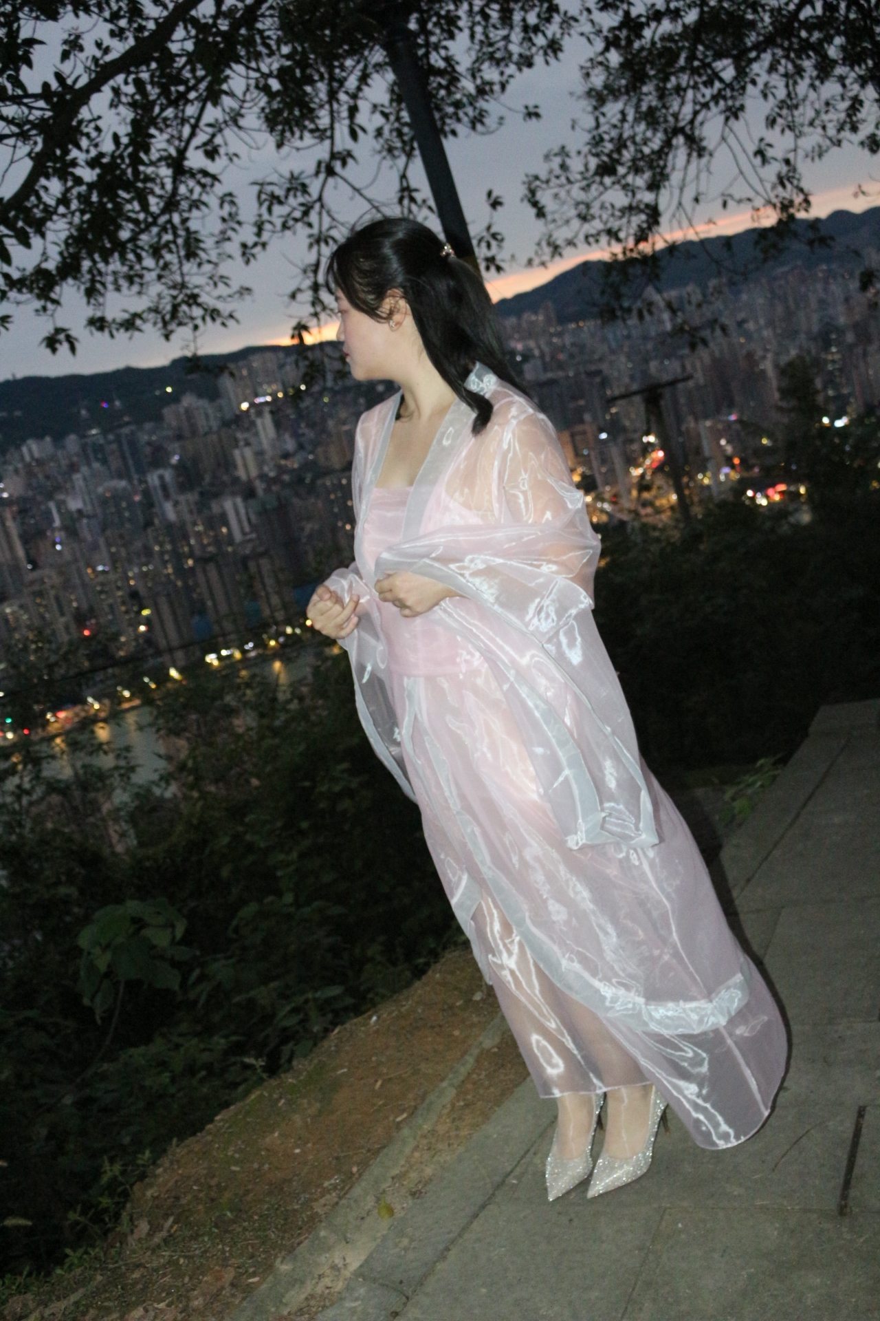 2025新款重工网纱拼蕾丝连衣裙女夏季新款不规则缎带仙气大摆裙子