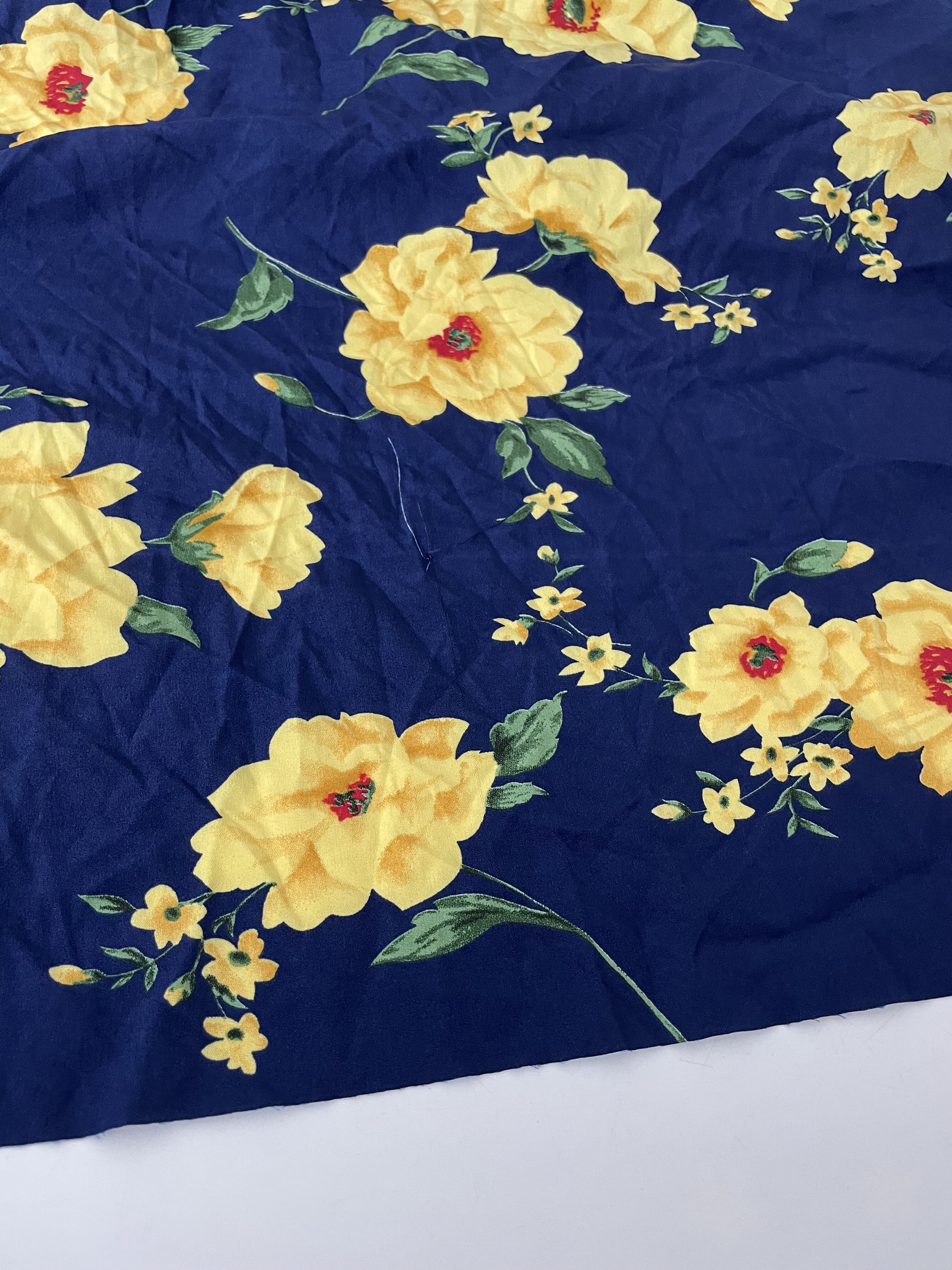 A818深蓝色底花朵印花聚酯纤维面料女夏款上衣连衣裙半裙服装布料