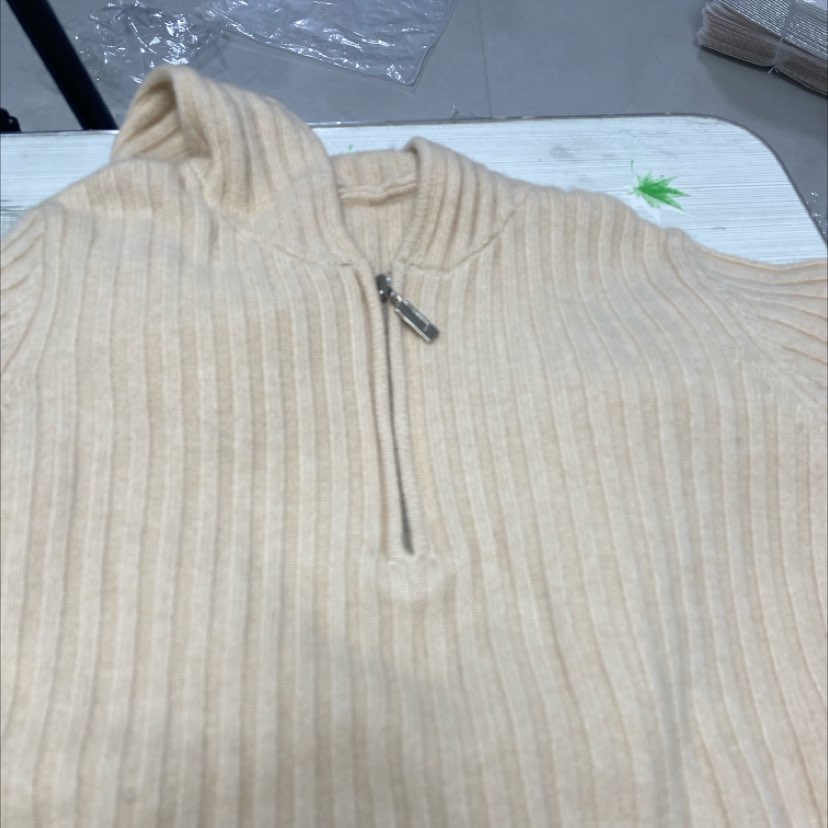 米色帽衫