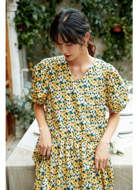 泡泡袖法式宫廷赫本风长裙女连衣裙V领碎花黄色2020流行夏季新款