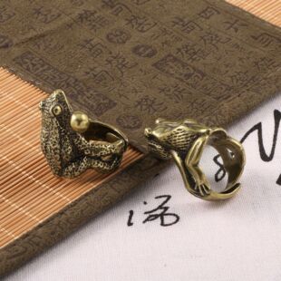 国潮黄铜聚财蟾蜍蛤蟆戒指男仿古玩做旧手把件食指戒指环铜